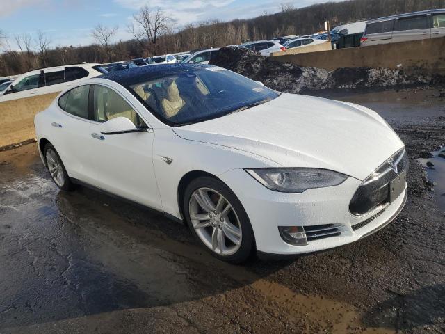 37979204-2015-tesla-model-s_4