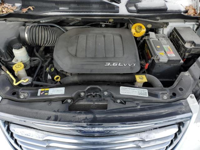 38175944-2015-chrysler-minivan_12