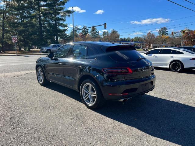 39137764-2016-porsche-macan_3