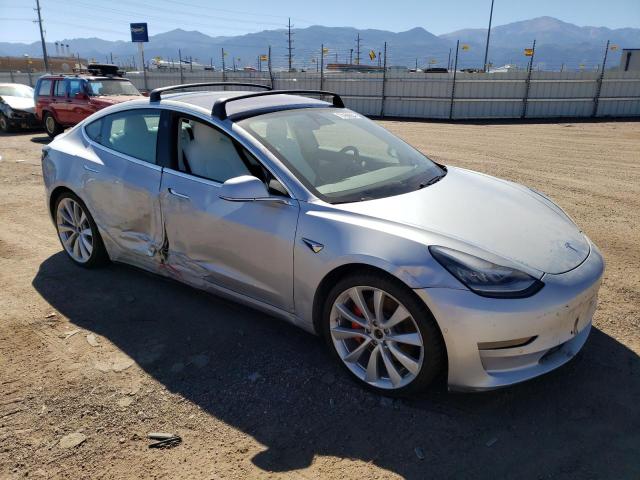 73166904-2018-tesla-model-3_4