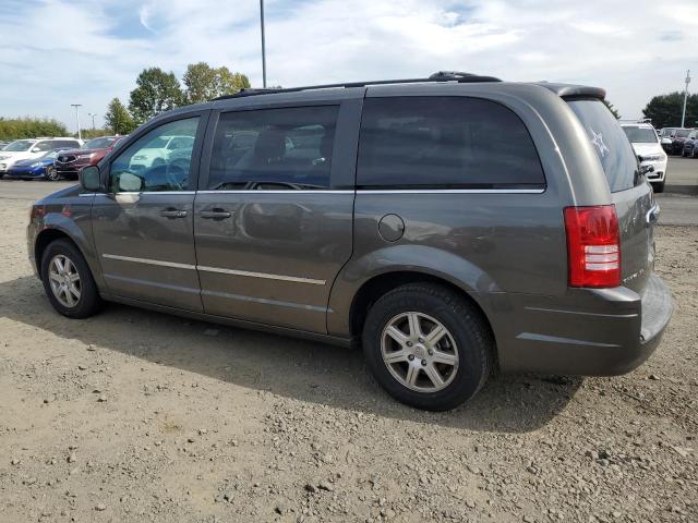 74959934-2010-chrysler-minivan_2