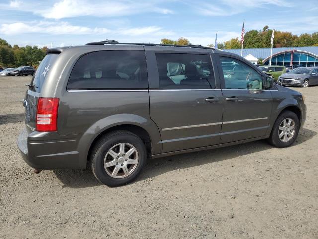 74959934-2010-chrysler-minivan_3