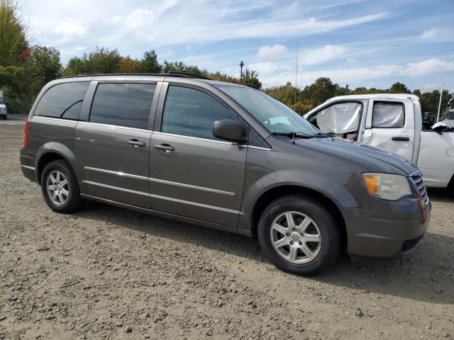 74959934-2010-chrysler-minivan_4