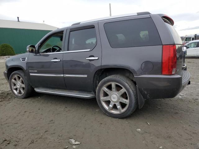 76086313-2010-cadillac-escalade_2