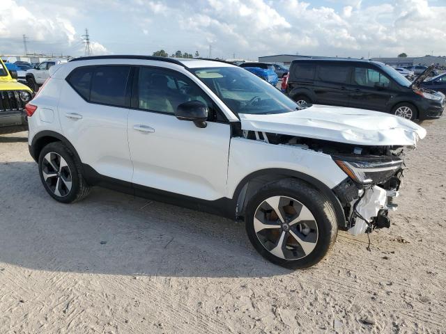 79646634-2024-volvo-xc40-core_4