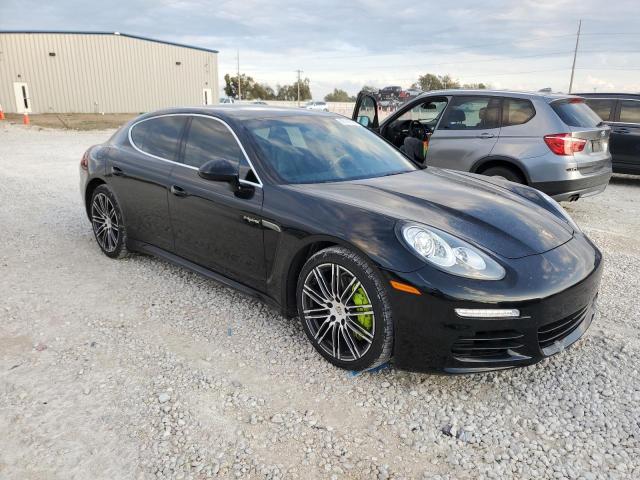 80143074-2016-porsche-panamera_4