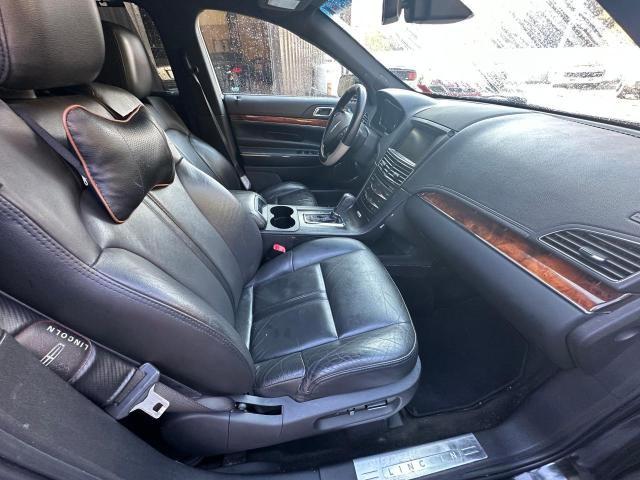 80287164-2015-lincoln-mkt_5