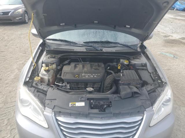 81398504-2014-chrysler-200_11