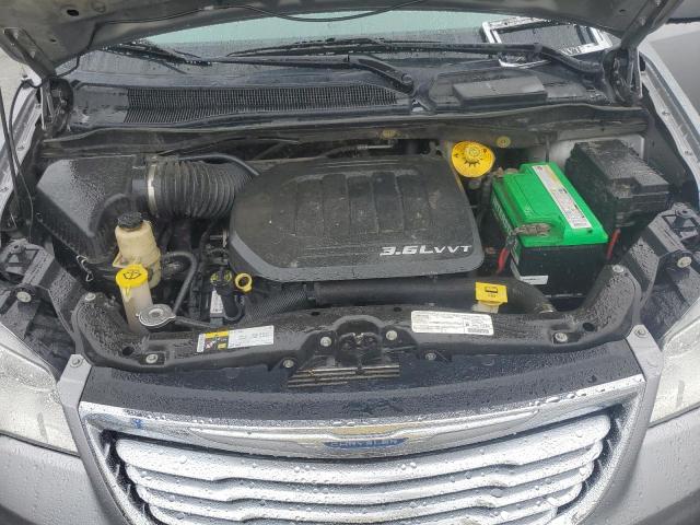 82232464-2015-chrysler-minivan_12