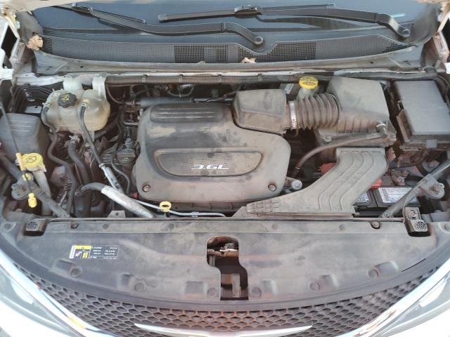 82422824-2017-chrysler-pacifica_12