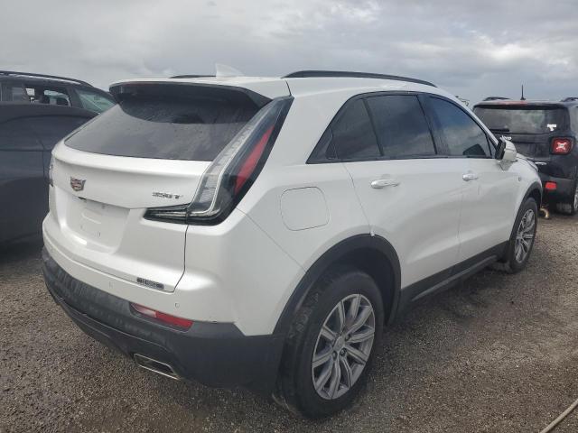 82495554-2022-cadillac-xt4_3