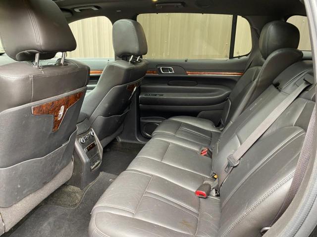 82567744-2016-lincoln-mkt_6