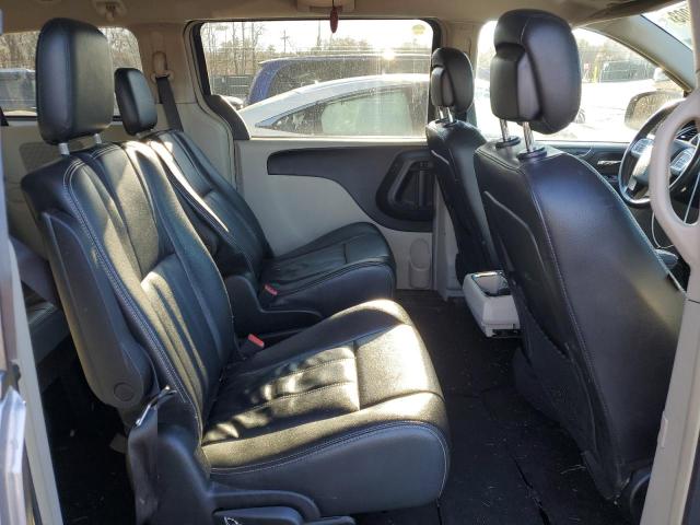 82813003-2014-chrysler-town-c_11