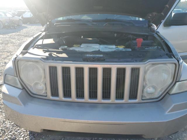 83248344-2011-jeep-liberty_12