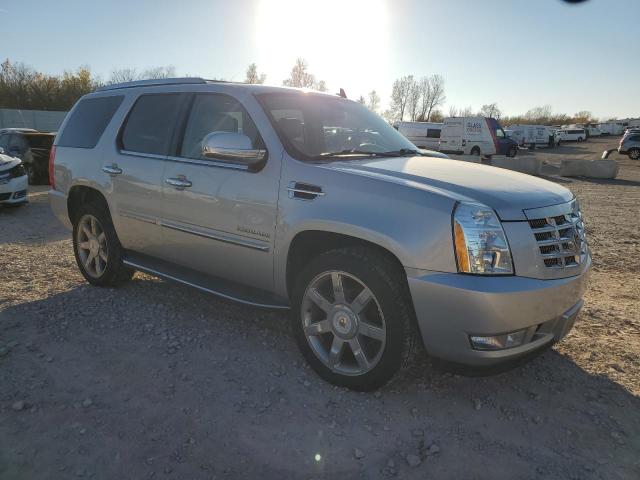 83269994-2013-cadillac-escalade_4