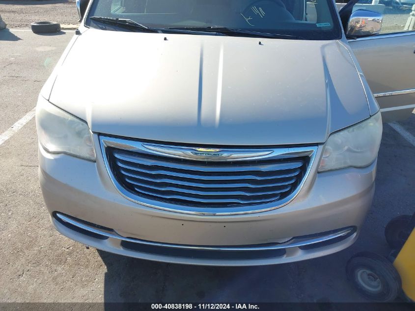 i41327813-2013-chrysler-town-country_6