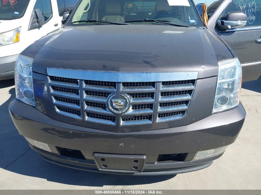 i41345091-2011-cadillac-escalade-esv_6