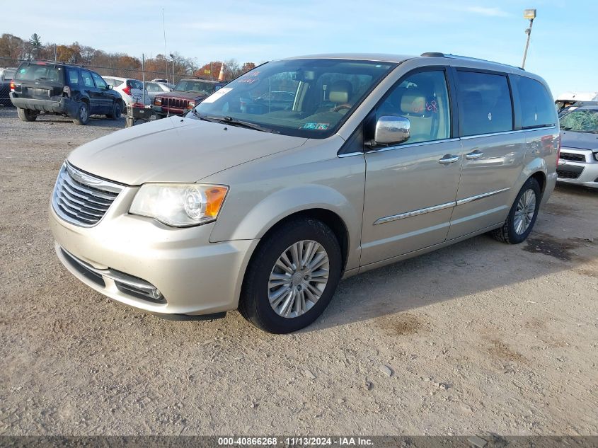 i41355908-2013-chrysler-town-country_2