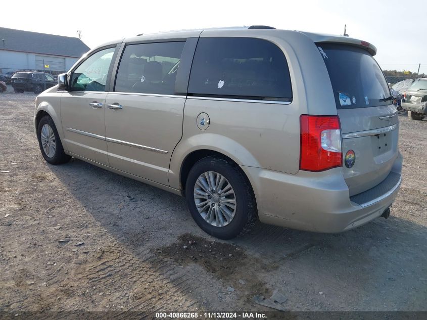 i41355908-2013-chrysler-town-country_3