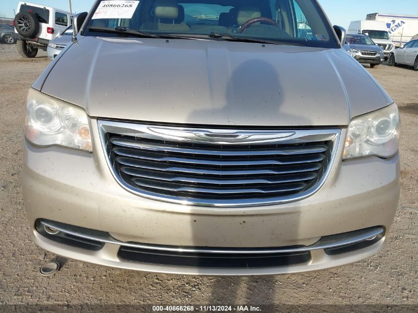 i41355908-2013-chrysler-town-country_6