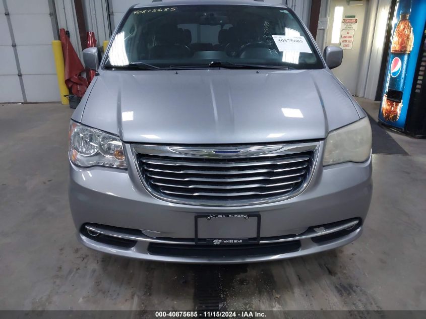 i41365348-2015-chrysler-town-country_12