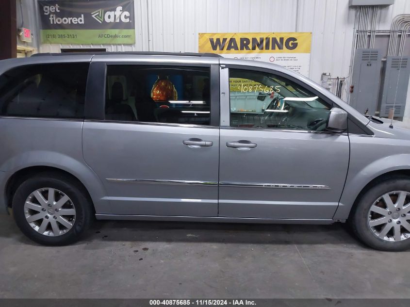 i41365348-2015-chrysler-town-country_13