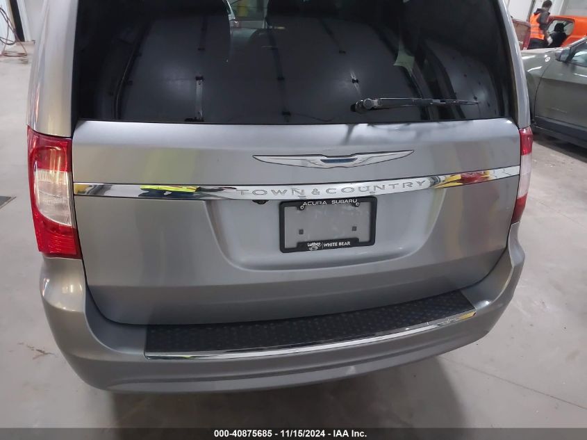 i41365348-2015-chrysler-town-country_16