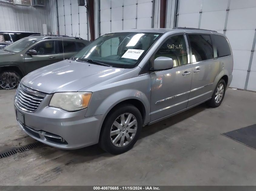 i41365348-2015-chrysler-town-country_2