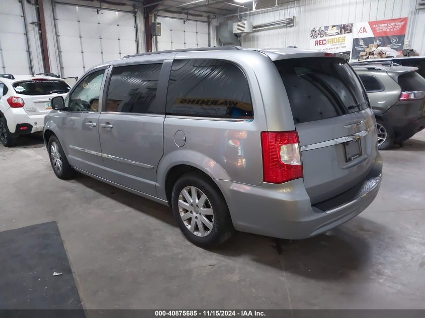 i41365348-2015-chrysler-town-country_3