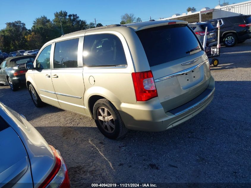 i41431793-2011-chrysler-town-country_3