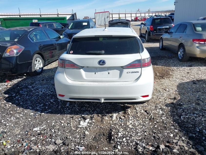 i41447982-2013-lexus-ct-200h_16