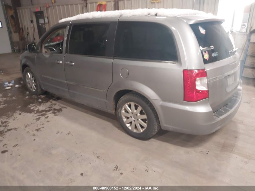 i41469968-2013-chrysler-town-country_3