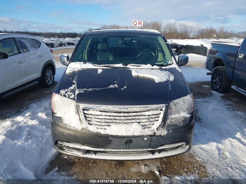 i41508670-2016-chrysler-town-country_12