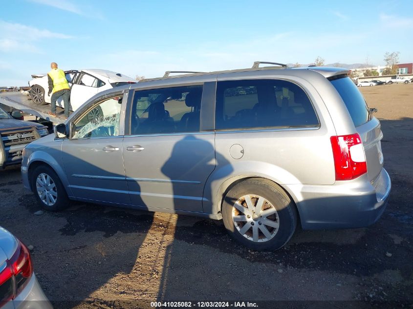 i41514986-2016-chrysler-town-country_14