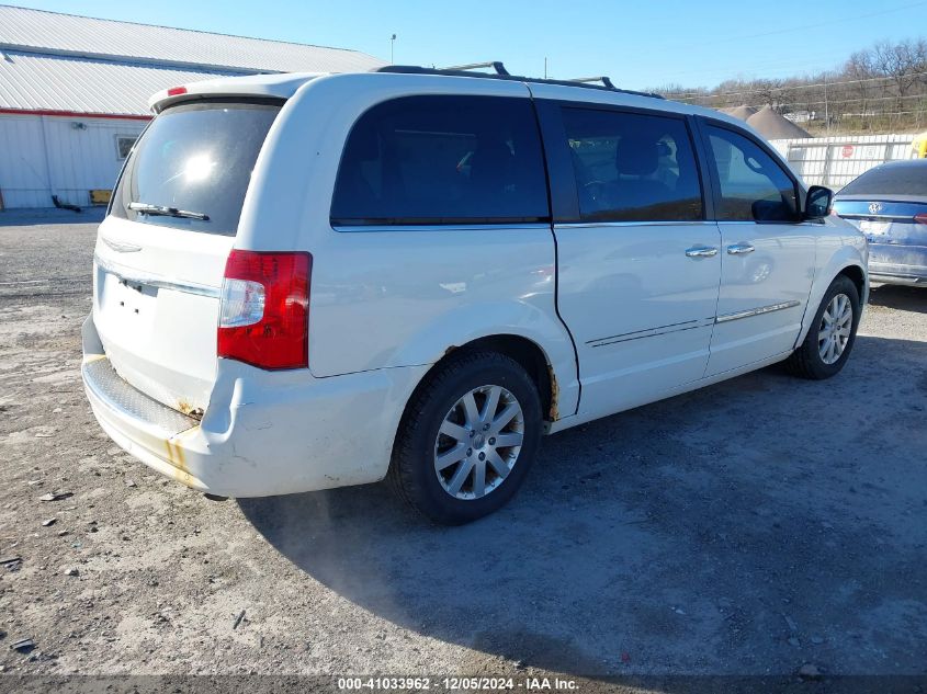 i41523888-2012-chrysler-town-country_4