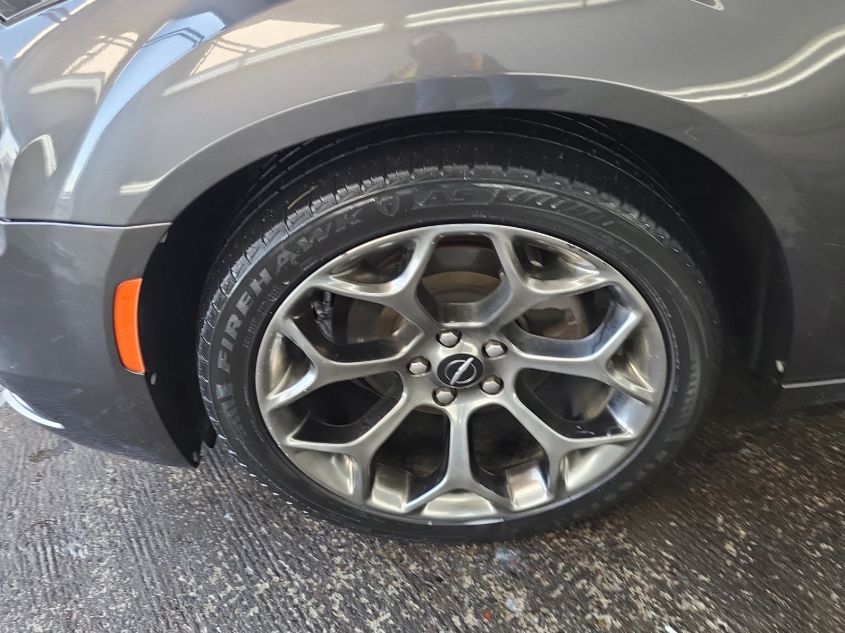 i41528710-2018-chrysler-300_17