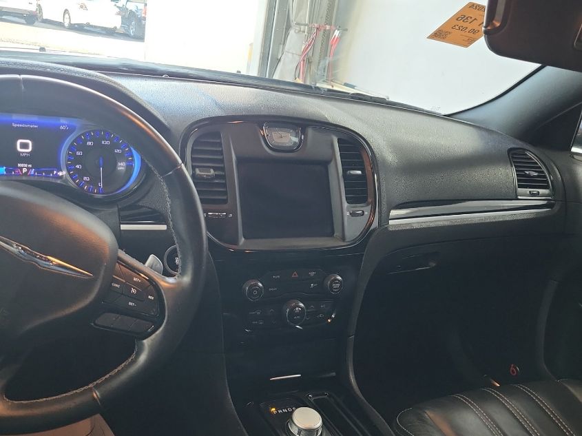 i41528710-2018-chrysler-300_29