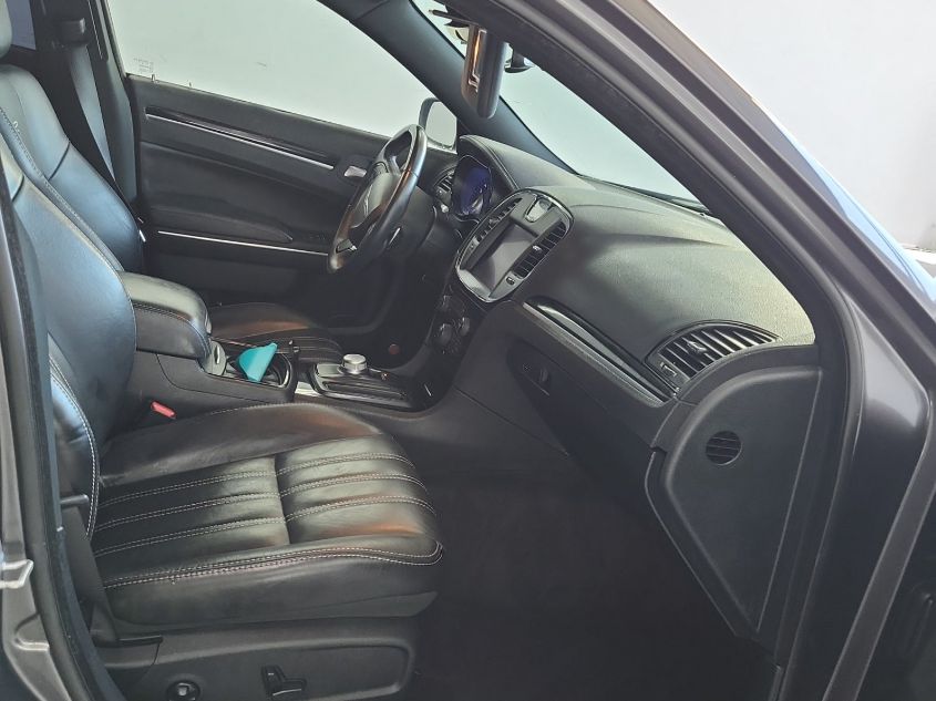 i41528710-2018-chrysler-300_4