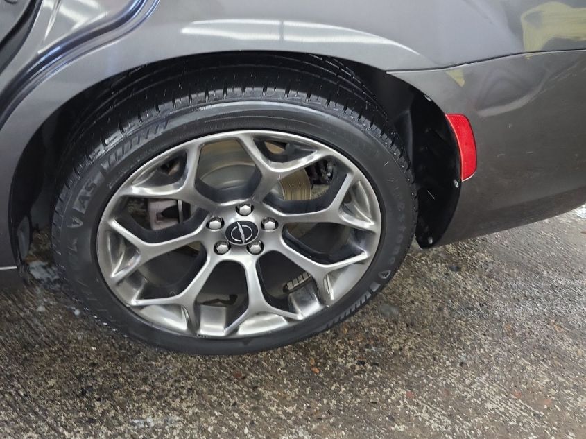 i41528710-2018-chrysler-300_5