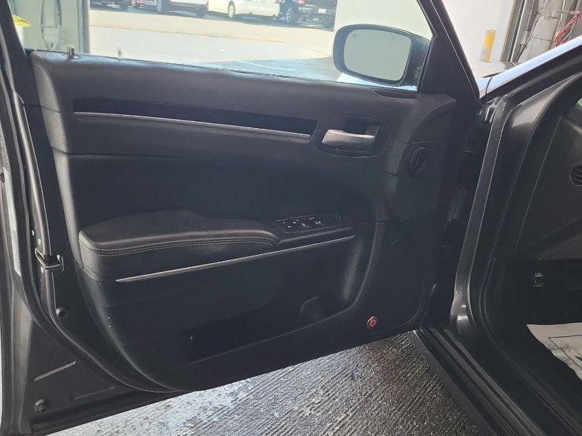 i41528710-2018-chrysler-300_6