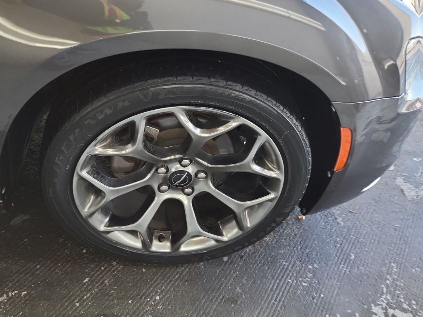 i41528710-2018-chrysler-300_9