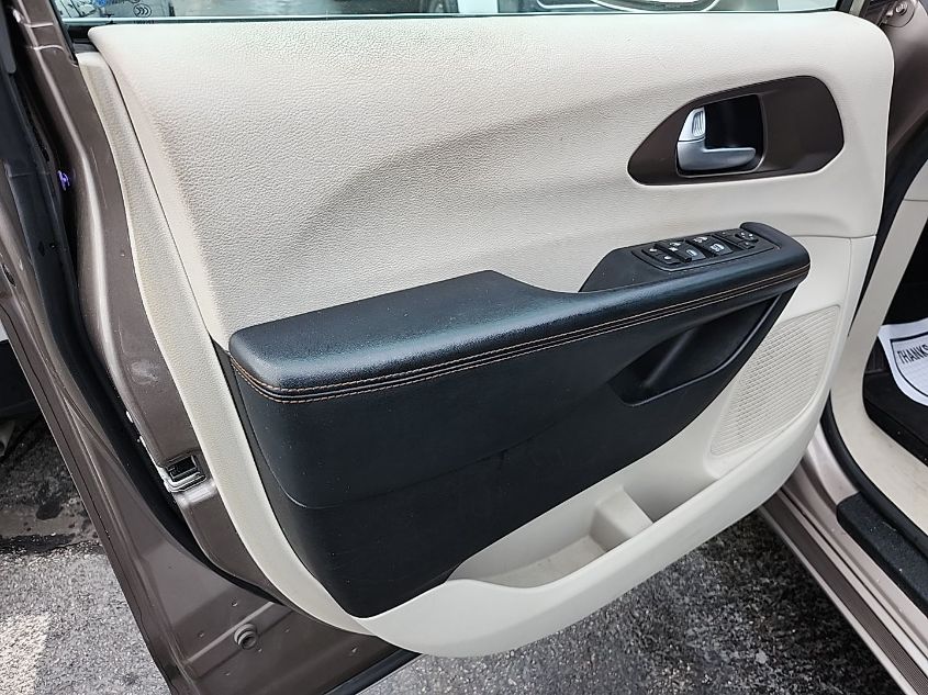 i41548417-2017-chrysler-pacifica_18