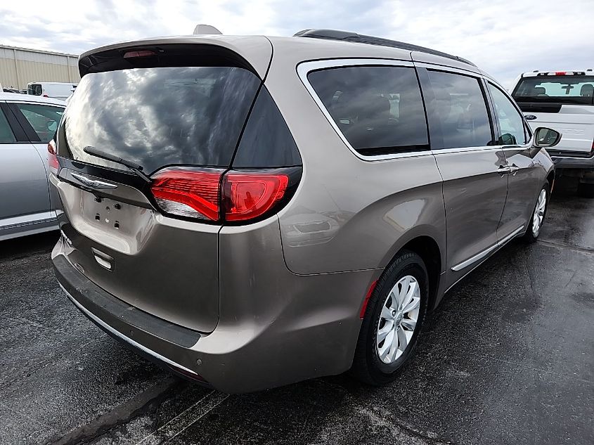 i41548417-2017-chrysler-pacifica_22