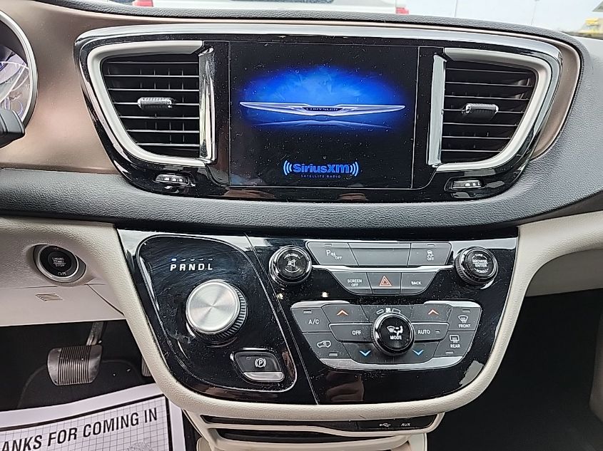 i41548417-2017-chrysler-pacifica_38