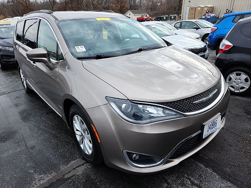 i41548417-2017-chrysler-pacifica_9