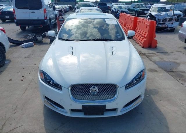 isb254052681-2012-jaguar-xf_6