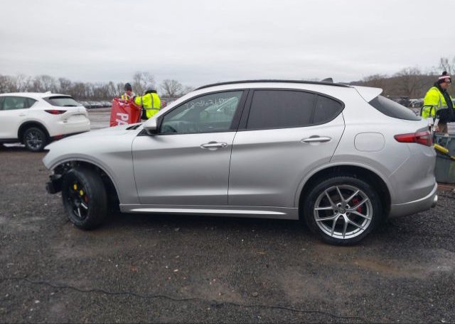 isb310178747-2020-alfa-romeo-stelvio_15