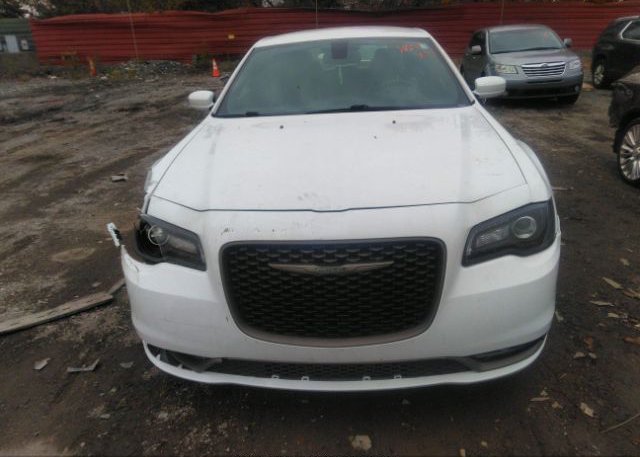 isb353011181-2016-chrysler-300_12