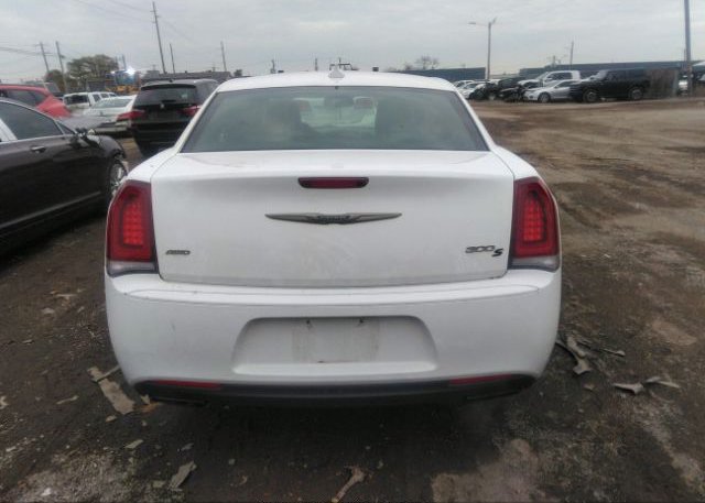 isb353011181-2016-chrysler-300_16