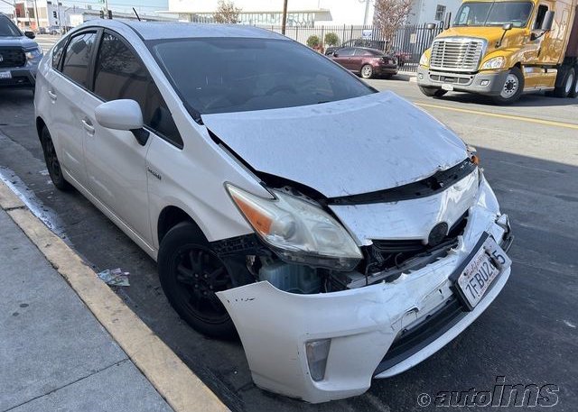 isb717732731-2014-toyota-prius_16